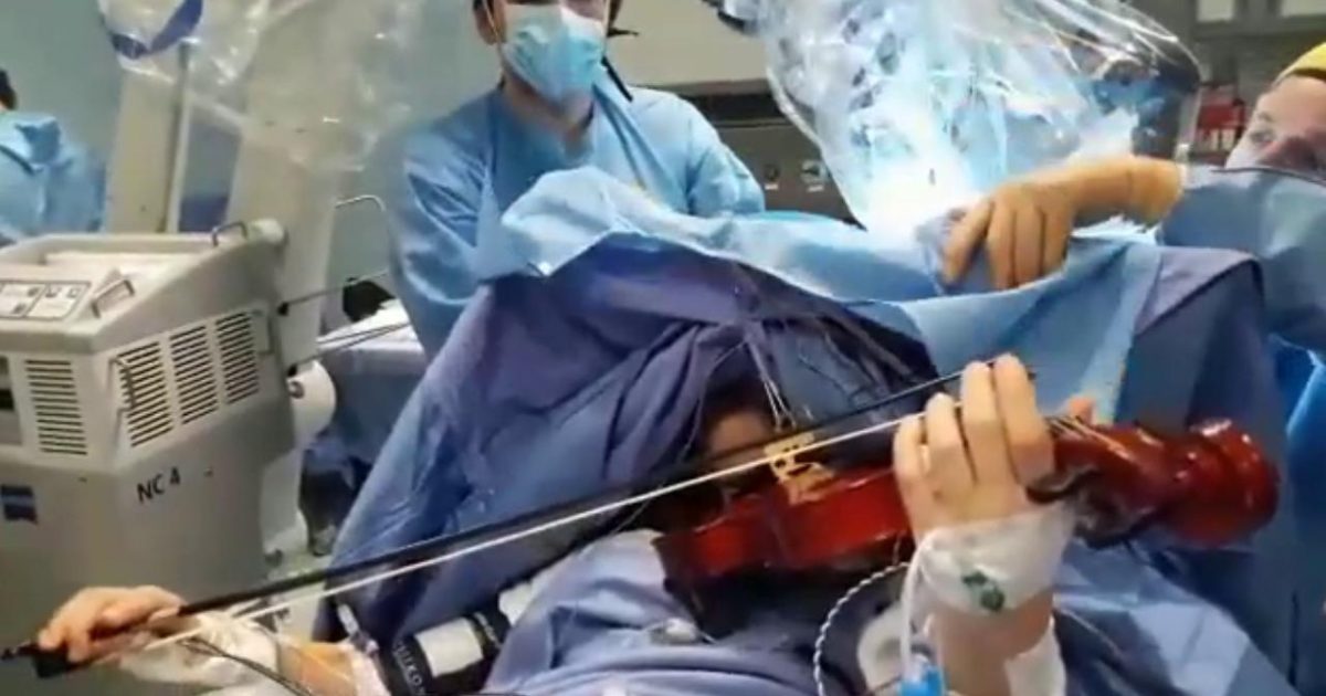 Taranto, 23enne operata al cervello mentre suona il violino