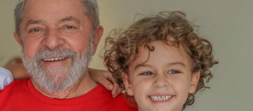 Lula e neto que morreu recentemente. (Arquivo Blasting News)