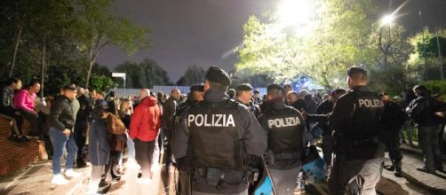 A Roma ieri pomeriggio è esplosa una rivolta nel quartiere Torre Maura contro l'arrivo di 70 rom. Il Campidoglio ha deciso di ricollocarli.