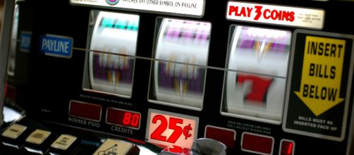 Roma, perde 3mila euro alle slot machines, poi minaccia il titolare dell'esercizio: 'Ridammi i soldi'