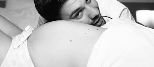 Carla partage une photo avec Kevin et leur futur bébé: 'bientôt nous serons trois'