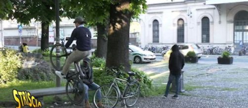 Brumotti aggredito a sassate a Monza