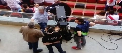 Un aficionado del Rayo Vallecano consiguió con su chaqueta que las cámaras se fueran de la ubicación para aficionados con movilidad reducida