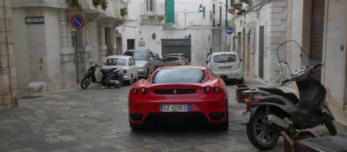 Figlio del boss arriva in Ferrari il giorno della sua prima comunione
