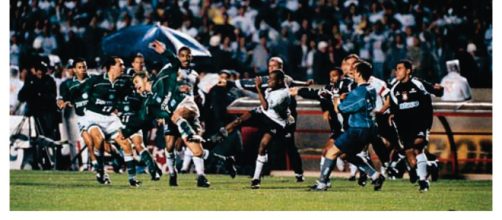 Em 99 o tempo fechou na final entre Corinthians e Palmeiras. (Reprodução)