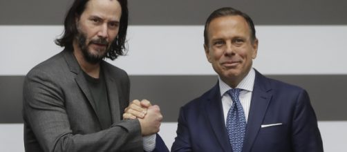 O ator Keanu Reeves ao lado de Doria e do secretário Sérgio Sá Leitão. (Divulgação/ Governo de São Paulo)
