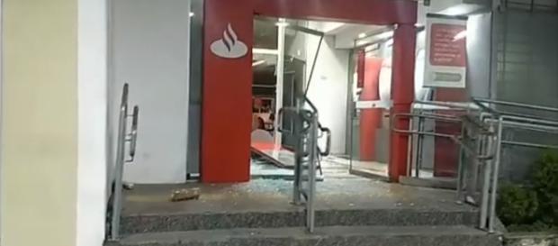 Agência do Santander foi um dos alvos dos bandidos. (Reprodução/Rede Globo) Agência do Santander foi um dos alvos dos bandidos. (Reprodução/Rede Globo)