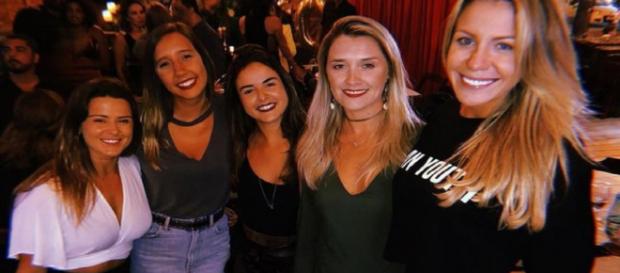 Barbara Coelhos fez comentário na foto com as amigas e foi surpreendida pela mãe. (Reprodução/Instagram/@barbarapcoelho) Barbara Coelhos fez comentário na foto com as amigas e foi surpreendida pela mãe. (Reprodução/Instagram/@barbarapcoelho)