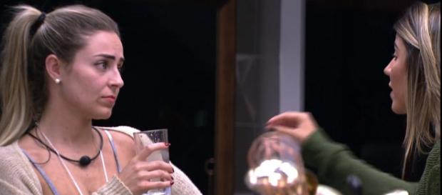 Hariany e Paula discutem e depois têm DR. (Reprodução/Rede Globo) Hariany e Paula discutem e depois têm DR. (Reprodução/Rede Globo)