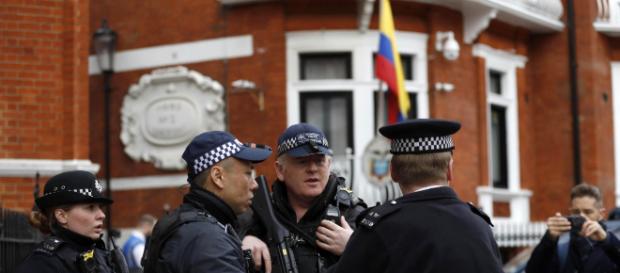 Julian Assange arrestato a Londra da Scotland Yard. foto - nuovarassegna.it Julian Assange arrestato a Londra da Scotland Yard. foto - nuovarassegna.it