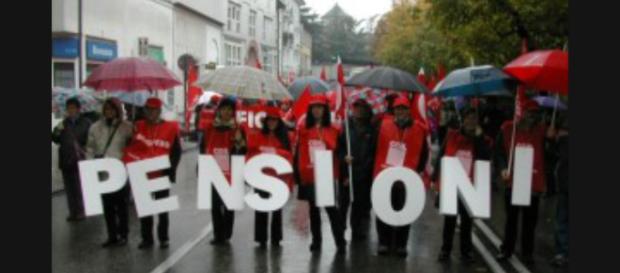 Pensionati in piazza per richiedere i propri diritti Pensionati in piazza per richiedere i propri diritti