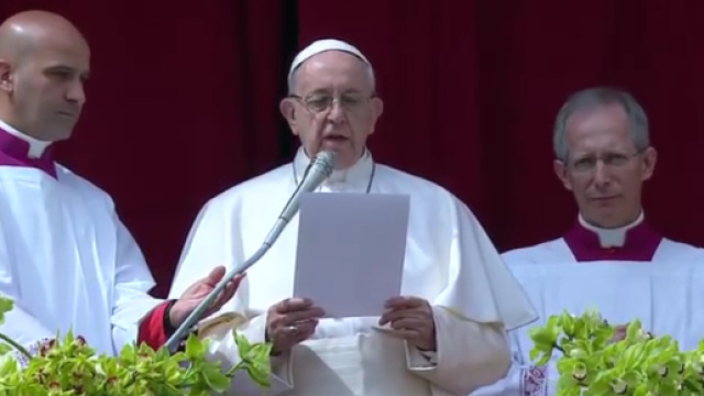 Papa Francesco benedice i fedeli