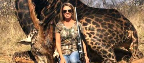 Caçadora gera revolta ao postar foto ao lado de girafa negra morta ... - com.br