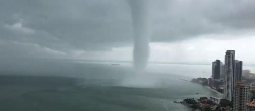 Malesia, gigantesca tromba d'acqua sfiora i grattacieli