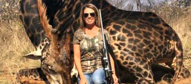 Caçadora gera revolta ao postar foto ao lado de girafa negra morta ... - com.br Caçadora gera revolta ao postar foto ao lado de girafa negra morta ... - com.br