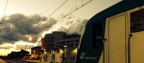 Bari, ragazza picchiata, rapinata e palpeggiata in un treno nei pressi di Molfetta: arrestato 36enne