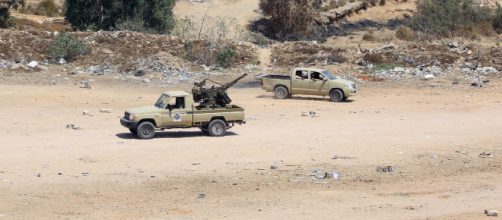 Libia: continuano gli scontri, Eni fa evacuare personale italiano