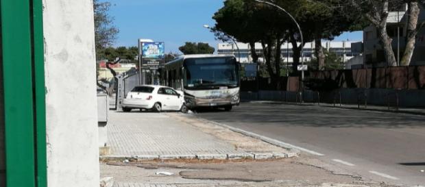 Brindisi, auto contro bus vicino ad un liceo: un ferito grave, studenti in ospedale Brindisi, auto contro bus vicino ad un liceo: un ferito grave, studenti in ospedale