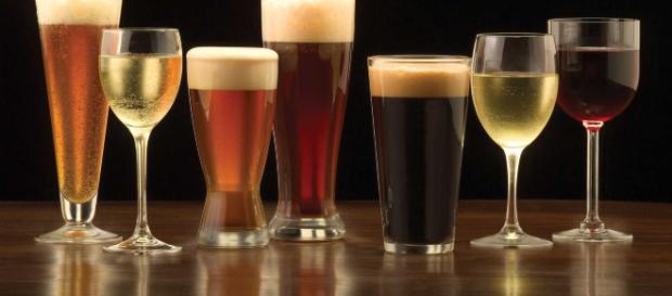 Infarto, un bicchiere di vino o di birra a cena aumenterebbe il rischio Infarto, un bicchiere di vino o di birra a cena aumenterebbe il rischio