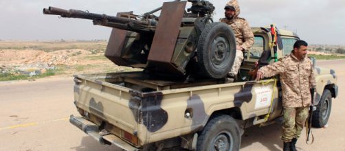 Libia, è ormai guerra: raid e missili di Haftar contro Tripoli, Usa lasciano il Paese