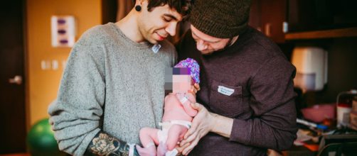 Usa, 61enne partorisce la bimba del figlio gayt