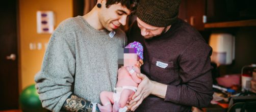 Usa, donna 61enne partorisce una bimba per il figlio gay e il suo compagno