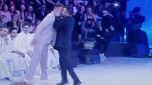 Amici 18, anche ieri sera Amedeo Grieco ha baciato Ricky Martin