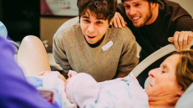 Una donna ha partorito un bimbo per conto di suo figlio