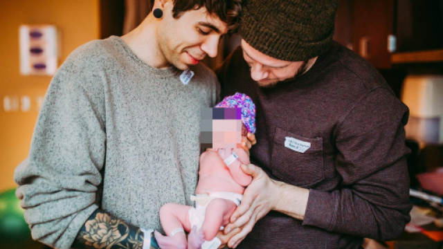 Usa, 61enne partorisce la bimba del figlio gayt
