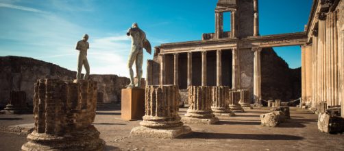 Pompei, arrestata turista inglese per furto di mosaico antico.