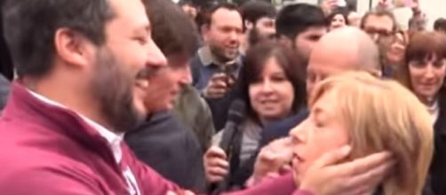 L'abbraccio tra Salvini e una signora sua fan