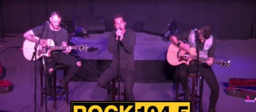 Scott Stapp offers an acoustic version of Purpose For Pain and a personal new song in a Reno radio set. [Image source: renorockstation-YouTube]