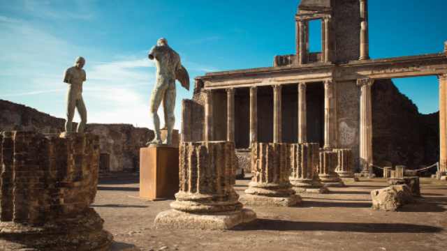 Pompei, arrestata turista inglese per furto di mosaico antico.