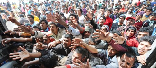 Migranti su tutti i fronti: crollano gli sbarchi