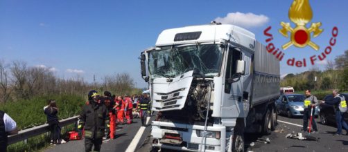 Roma, incidente in autostrada: tir contro pullman di bambini.