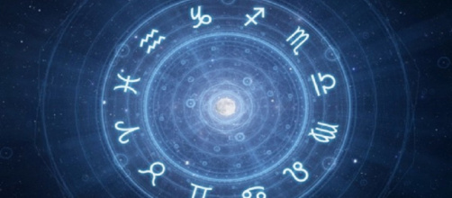 Oroscopo del giorno giovedì 11 aprile: Sagittario, voglia di sdrammatizzare, Acquario erotico.
