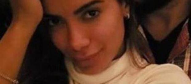 Anitta posou para foto recebendo beijo na nuca de empresário. (Reprodução/ Instagram/ @anitta_tato). Anitta posou para foto recebendo beijo na nuca de empresário. (Reprodução/ Instagram/ @anitta_tato).