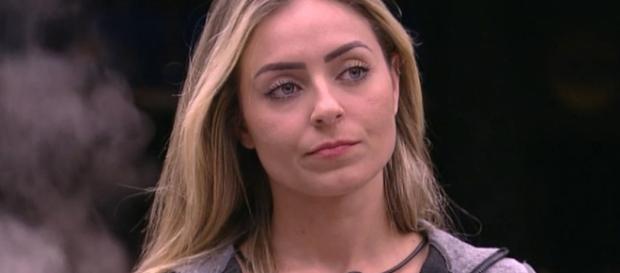Paula tem um príncipe fora da casa. (Reprodução/TV Globo) Paula tem um príncipe fora da casa. (Reprodução/TV Globo)