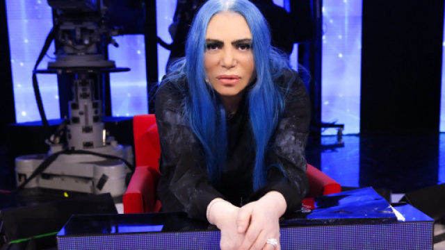 Amici, Loredana Bert&egrave; replica ai messaggi degli insegnanti.