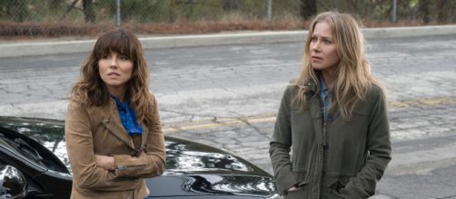 Linda Cardellini (esquerda) e Cristina Applegate em cena de 'Disque Amiga para Matar'. (Divulgação/Netflix)