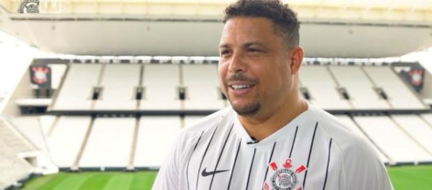 Ronaldo com nova camisa comemorativa do Corinthians. (Reprodução/Instagram/@corinthians) Ronaldo com nova camisa comemorativa do Corinthians. (Reprodução/Instagram/@corinthians)