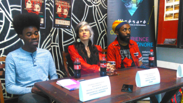 Le directeur du Festival Minkana (Azazou) et les acteurs de Errances et Raisonences &copy; Odile Pahai