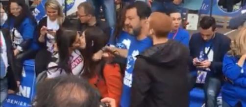 Selfie-agguato a Salvini: ragazzo tenta di baciarlo