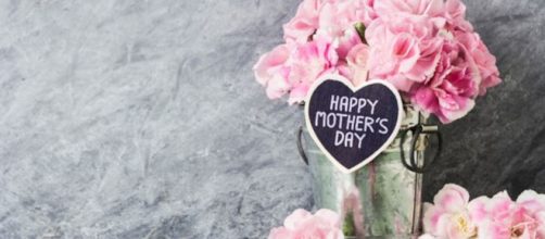 Festa della mamma, frasi di auguri dolci e delicate da condividere anche sui social