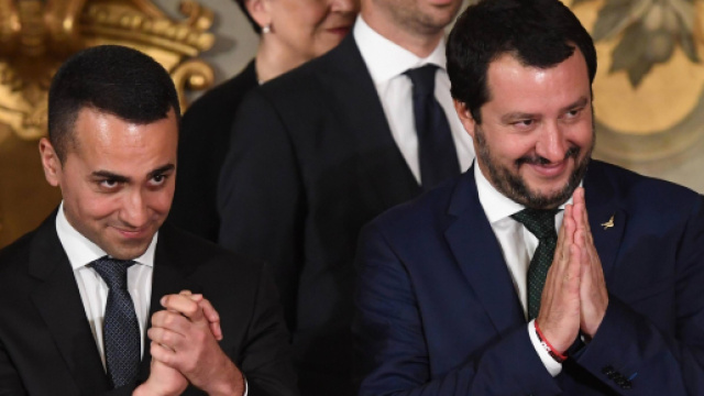 Salvini pucchia Di Maio con un manganello: il murales shock.
