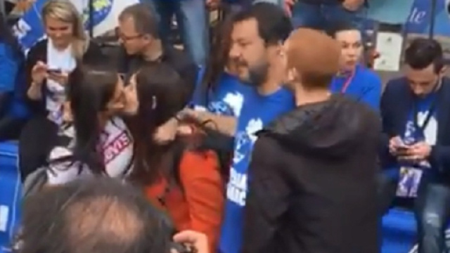 Selfie-agguato a Salvini: ragazzo tenta di baciarlo