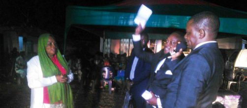 Le Maire de la Commune d'arrondissement de Yaoundé 6 lors de la remise de dons (c) Odile Pahai