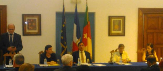 L'ambassadeur de Fance au Cameroun en compagnie des représentants des 2 ONG (c) Odile Pahai L'ambassadeur de Fance au Cameroun en compagnie des représentants des 2 ONG (c) Odile Pahai