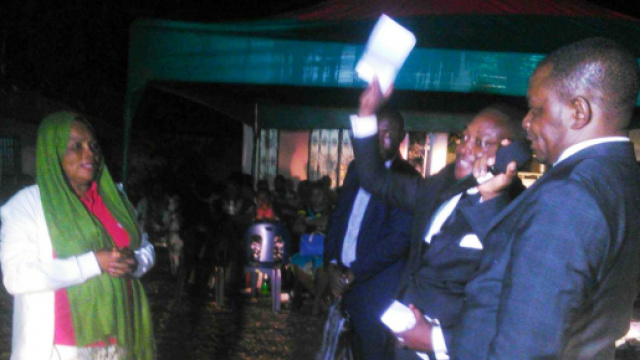 Le Maire de la Commune d'arrondissement de Yaoundé 6 lors de la remise de dons (c) Odile Pahai