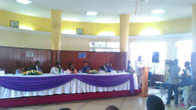 Lors de la présentation du célèbre ouvrage sur l'histoire du Cameroun © Odile Pahai